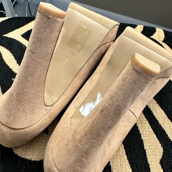 Size 7 Never worn Le Chateau heels. - Picture 4 of 7